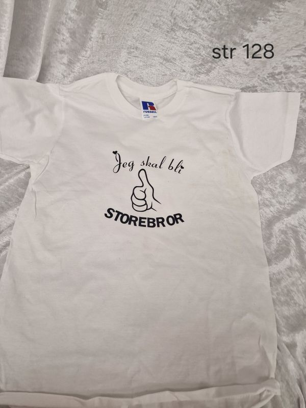 Tshirt hvit m svart storebror ( str 128)